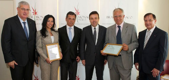 photo (de la gauche vers la droite) : S.E. M. Henri Fissore, Ambassadeur en Mission auprès du Ministre d'Etat, Mme Luciana de Montigny, Présidente de Brasil Monaco Project, le Pr Paulo Naud, représentant la FeBrasGO, M. Stéphane Valéri, Conseiller de Gouvernement pour les Affaires Sociales et la Santé, le Pr Franco Borruto et M. André de Montigny, Consul Honoraire du Brésil à Monaco. © Axelle Truquet / Monaco Matin