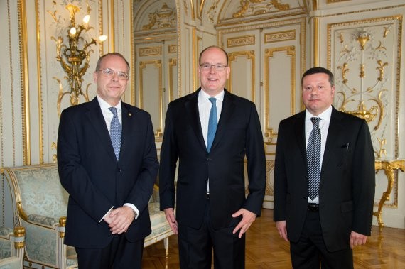 Photo : S.E. M. Massimo Lavezzo Cassinelli, Ambassadeur d'Italie à Monaco, S.A.S. le Prince Souverain, M. Giuseppe Folino, Attaché d'Ambassade pour les Affaires Diplomatiques et Consulaires. © Gaetan Luci / Palais Princier de Monaco