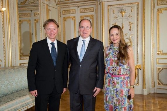 Photo (de la gauche vers la droite) : S.E. M. Ivan Orlic, Ambassadeur de Bosnie-Herzégovine, S.A.S. le Prince Albert II, Mme Donatella Campioni, Consul Général Honoraire de Bosnie-Herzégonie à Monaco. © photo : Gaetan Luci / Palais Princier