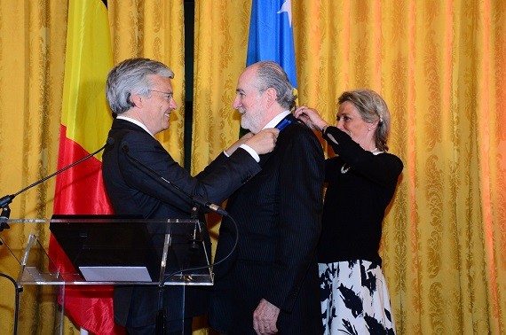 Photo : S.E. M. Didier Reynders, Vice-Premier Ministre et Ministre des Affaires Etrangères de la Belgique, présentant les insignes de Commandeur de l'Ordre Léopold II à M. Jean-Paul Carteron, Consul Honoraire de Bulgarie à Monaco. © D.R. Ministère Belge des Affaires étrangères