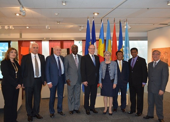 Photo (de gauche à droite) : Mme Sania El Kadi, Délégué Permanent adjoint des Palaos auprès de l’UNESCO, Dr George Malek, Consul Général Honoraire des Palaos à Monaco, S.E. M. Taha Mikati, Ambassadeur Délégué permanent des Palaos auprès de l’UNESCO, S.E. M. Freundel Stuart, Premier Ministre de la Barbade, S.A.S. le Prince Albert II, Mme Irina Bokova, Directrice Générale de l’UNESCO, S.E. M. Tommy Remengesau, Président de la République des Palaos, S.E. M. Danny Faure, Vice-Président de la République des Seychelles, M. Karmenu Vella, Commissaire Européen pour l’Environnement et les Affaires maritimes