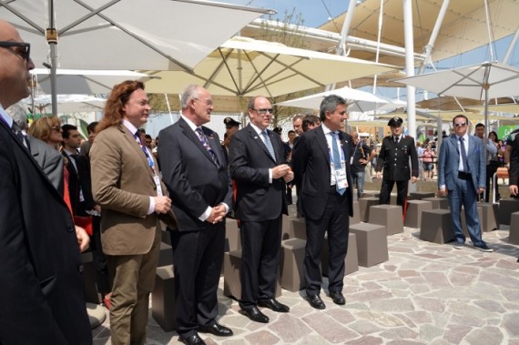 Photo (de la gauche vers la droite) : M. Vladimir Séménikhin, Consul Honoraire du Kazakhstan, S.E. M. Michel Roger, Ministre d'Etat, S.A.S le Prince Albert II et M. ....