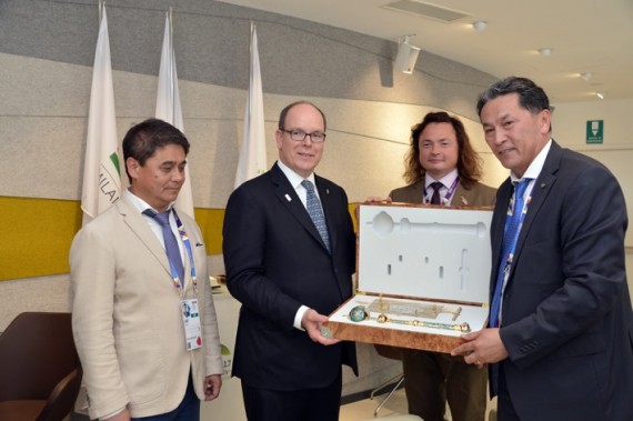 Photo : S.A.S. le Prince Albert II recevant un cadeau des mains de ... . A gauche ... et derrière, le Consul Honoraire du Kazakhstan, M. Vladimir Séménikhin