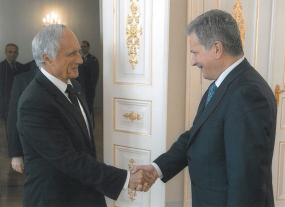 Photo : S.E M. Sauli Niinisto (à droite), Président de la République finlandaise, accueillant M. Rainier Boisson (à gauche), Consul Honoraire de Finlande à Monaco