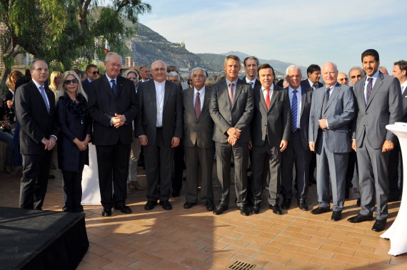 Photo (de gauche à droite) : S.E. M. et Mme Massimo Lavezzo Cassinelli, Ambassadeur d'Italie à Monaco, S.E M. Michel Roger, Ministre d'Etat, S.Ex. Mgr Bernard Barsi, Archevêque de Monaco, M. Jacques Boisson, Secrétaire d'Etat représentant S.A.S le Prince Souverain, S.E. M. Philippe Narmino, Président du Conseil d'Etat, M. Stéphane Valéri, Conseiller de Gouvernement pour les Affaires Sociales et la Santé, M. Gilles Tonelli, Conseiller de Gouvernement pour les Relations Extérieures et la Coopération, S.E. M. Hadelin de la Tour-du-Pin, Ambassadeur de France à Monaco et M. Moustapha El-Solh, Consul Honoraire du Liban à Monaco et Président de l'A.C.H.M. © Manuel Vitali / Centre de Presse de Monaco