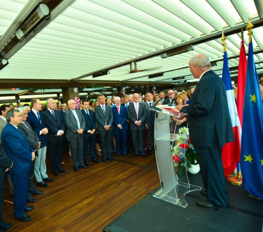 Photo : S.E. M. l'Ambassadeur de France pendant son discours . 