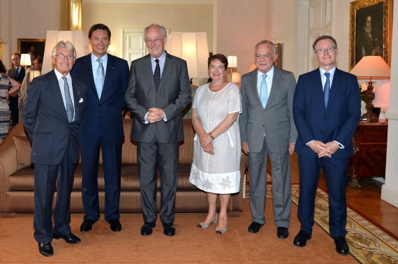 Photo : S.E. M. Michel Roger, Ministre d'Etat, et Madame, entourés de (de la gauche vers la droite) Comte Niccolo Caissotti di Chiusano, Vice-Président de l'A.C.H.M. et Consul Honoraire des Bahamas, M. Marc Lecourt, Vice-Président de l'A.C.H.M. et Consul Général Honoraire de Slovénie, M. Panayotis Touliatos, Secrétaire Général de l'A.C.H.M. et Consul Général Honoraire de Grèce, M. Rodolphe Berlin, Trésorier de l'A.C.H.M. et Consul Honoraire de El Salvador. © photo Charlie Gallo – Centre de Presse de Monaco.