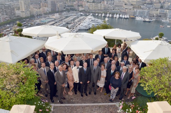 Une vue d'ensemble des invités à la réception d'été et entourant S.E. M. et Mme Michel Roger. © photo Charlie Gallo – Centre de Presse de Monaco.