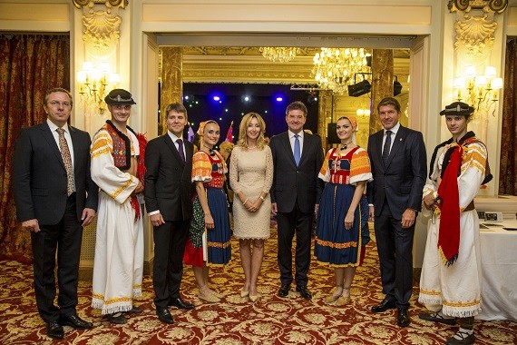 Photo : Mme Tatiana Parackova, Consul Honoraire de Slovaquie à Monaco entourée (à sa gauche) de S.E. M. Miroslav Lajcak, Vice-Premier Ministre slovaque et de M. Miroslav Vyboh, Consul honoraire de Monaco en Slovaquie et (à sa droite) de S.E. M. Marek Estok, Ambassadeur de Slovaquie à Monaco et M. Marian Turner, Directeur de la Compagnie nationale de danse traditionnelle "Lucnica". © Philippe Fitte - Réalis Photo