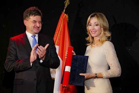 Photo : S.E. M. Miroslav Lajcak, Vice-Premier Ministre slovaque félicitant Mme Tatiana Parackova, nouveau Consul Honoraire de Slovaquie à Monaco, après lui avoir remis sa commission consulaire et son exequatur. © Philippe Fitte - Réalis Photo