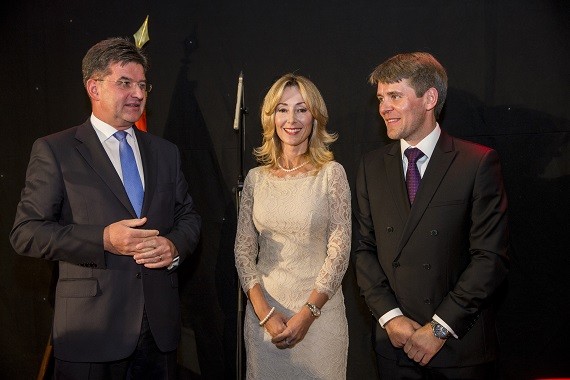 Photo : Mme Tatiana Parackova, Consul Honoraire de Slovaquie, entourée (à sa droite) de S.E. M. Miroslav Lajcak, Vice-Premier Ministre de Slovaquie et (à sa gauche) de S.E. M. Marek Estok, Ambassadeur de Slovaquie en France et à Monaco. © Philippe Fitte - Réalis Photo