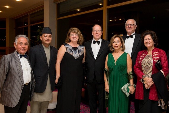 Photo (de gauche à droite) : M. Alexander Moghadam, Consul Honoraire du Népal et Président du Monaco Ambassador's Club, M. ... représentant la ..., Mme ..., S.A.S le Prince Albert II, Mme Mitra Moghadam, M. ..., Mme ... . © 