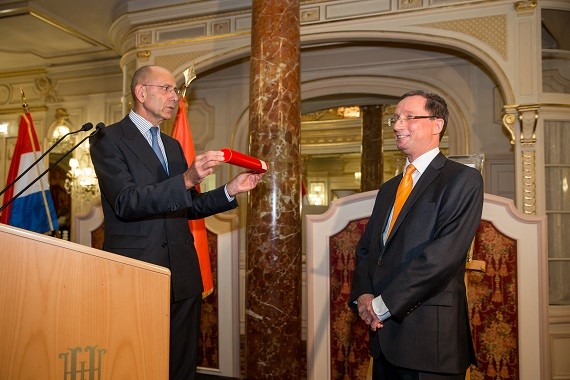 Photo : S.E. M. Everardus Kronenburg, Ambassadeur des Pays-Bas à Monaco, remettant à M. Arie Van 't Hof son exequatur de Consul Général Honoraire des Pays-Bas à Monaco. © Philippe Fitte