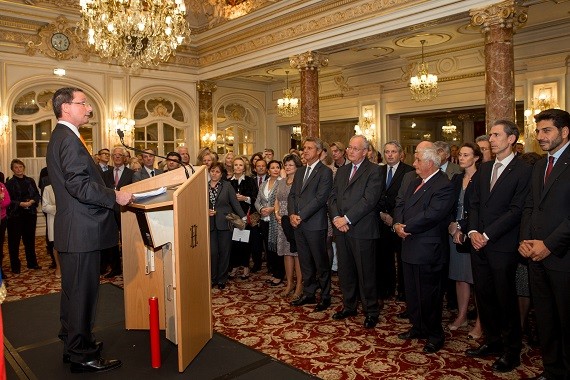 Photo : M. Arie Van 't Hof, nouveau Consul Général Honoraire des Pays-Bas à Monaco, pendant son discours et devant les personnalités monégasques. © Philippe Fitte