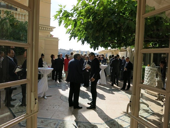 Photo : Moment de convivialité et d'échange, salle Belle Epoque de l'Hôtel Hermitage, entre les participants à la 1ère Réunion Plénière. © Coralie Passeron / Gvt Princier