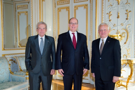 Photo (de gauche à droite) : M. Alain Michel, Consul Honoraire de Lituanie à Monaco, S.A.S le Prince Albert II, S.E. M. à Monaco. © Gaetan Luci / Palais Princier 