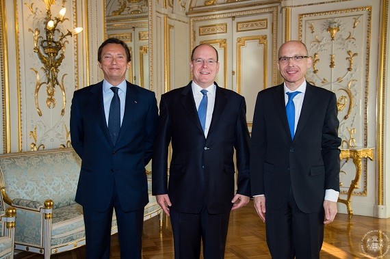 Photo (de gauche à droite) : M. Marc Lecourt, Consul Général Honoraire de Slovénie à Monaco et Vice-Président de l'A.C.H.M, S.A.S. le Prince Albert II, S.E. M. Ambassadeur de Slovénie à Monaco. © Palais Princier
