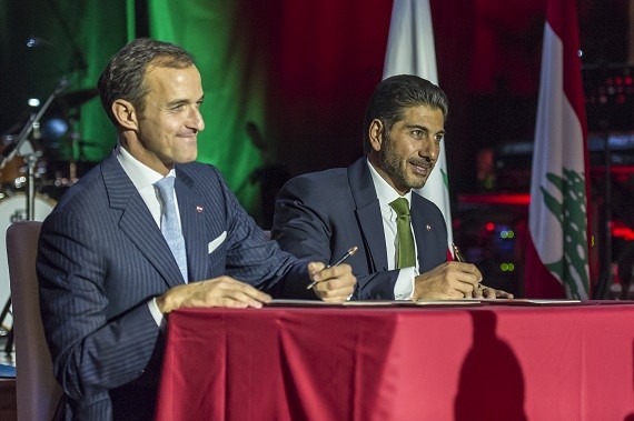 Photo : M. Moustapha El-Solh, Consul Honoraire du Liban à Monaco et M. Frédéric Mion, Directeur de l'Institut d'Etudes Politiques de Science Po-Paris pendant la signature de leur "Charte de partenariat". © Stéphane Danna / Réalis Photo