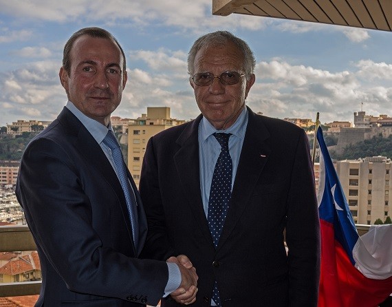 Le Consul Honoraire du Chili à Monaco, M. Paolo Tricotti (à gauche) félicitant le Pr Borruto. 