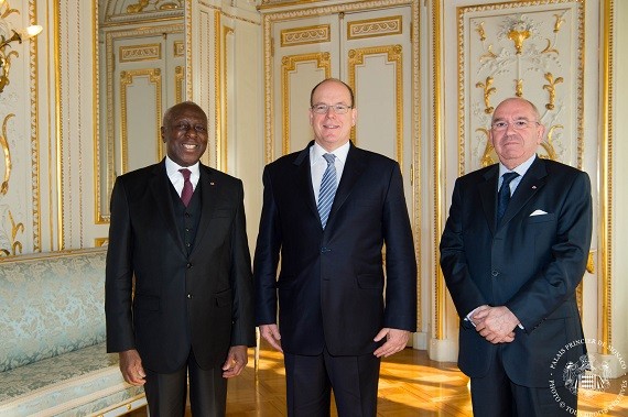 Photo (de gauche à droite) : S.E .M. Charles Gomis, Ambassadeur de Côte d'Ivoire à Monaco, S.A.S. le Prince Albert II, M. Jean-François Cullieyrier, Consul Général Honoraire de Côte d'Ivoire à Monaco. © : Gaëtan Luci / Palais Princier