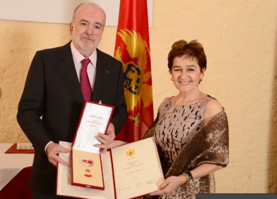 Photo : S.E. Mme Zorica Djordjevic, Ambassadeur du Monténégro auprès de l'Orgnaisation Mondiale du Commerce, remettant à M. Jean-Paul Carteron, Consul Honoraire de Bulgarie à Monaco, les insignes de l'Ordre du Drapeau Monténégrin (1ère classe). © D.R.