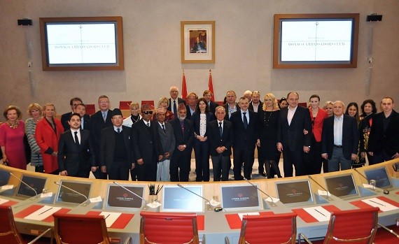 Photo : la délégation népalaise en visite au Conseil National de Monaco et entourée de personnalités du Monaco Ambassador's Club. © D.R. Conseil National