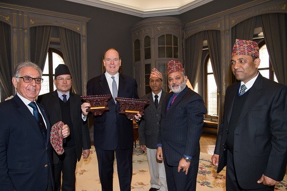 Photo : la délégation népalaise remettant à S.A.S le Prince Albert II des cadeaux (M. Alexander H. Moghadam, Consul Honoraire du Népal à Monaco, à l'extrême gauche). © D.R. Palais Princier