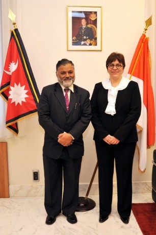 Photo : Mme Isabelle Rosabruneto, Directeur Général du Département des Relations Extérieures et de la Coopération, accueillant le chef de la délégation népalaise, M. Bhim Prasad, Secrétaire Exécutif du Bureau du Premier Ministre du Népal. © D.R. Gouvernement Princier