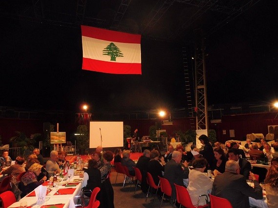 Photo : le drapeau libanais flottant fièrement au dessus des convives attablés au dîner de gala de l'Oeuvre de Soeur Marie. D.R.