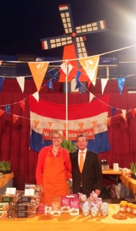 Photo : M. Arie van 't Hof, Consul Général Honoraire des Pays-Bas, et sa femme, devant le stand des Pays-Bas. D.R.