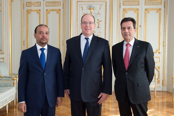 Photo (de gauche à droite) : S.E. M. Ayeid Mousseid Yahya, Ambassadeur de Djibouti à Monaco, S.A.S. le Prince Albert II, Dr Alain Gastaud, Consul Honoraire de Djibouti à Monaco. © : Gaëtan Luci / Palais Princier