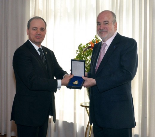 Photo (de gauche à droite) ; S.E. M. , Président de la République d'Albanie remet l'Ordre de ... à M. Jean-Paul Carteron, Consul Honoraire de Bulgarie à Monaco. © D.R.
