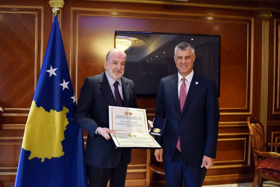 Photo (droite à gauche) : S.E. M. Mr. Hashim Thaci, Président du Kosovo, remettant à M. Jean-Paul Carteron, Consul Honoraire de Bulgarie à Monaco, la distinction . D.R. 