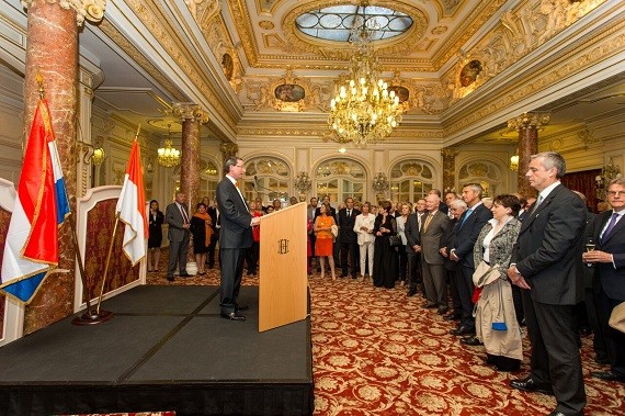 photo : M. Arie Van 't Hof, Consul Général Honoraire des Pays-Bas à Monaco, pendant son discours et devant les Autorités monégasques et la communauté néerlandaise. © Philippe Fitte