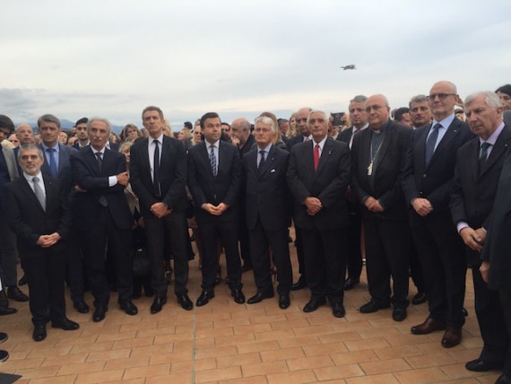 photo (de gauche à droite) : M. Patrice Cellario, Conseiller de Gouvernement-Ministre pour l'Intérieur, Lieutenant-Colonel Laurent Soler, Chambellan de S.A.S le Prince Souverain, M. Sarno, Membre du Com.It.Es Monaco, M. Ezio Greggio, Président du Com.It.Es Monaco, M. Stéphane Valéri, Conseiller de Gouvernement-Ministre pour les Affaires Sociales, Comte Caissette di Chicano, Consul Honoraire des Bahamas à Monaco et représentant le Président de l'A.C.H.M, M. Jacques Boisson, Secrétaire d'Etat, M. Jean-Charles Allavéna, Conseiller National et représentant le Président du Conseil National, S.Exc. Mgr Bernard Barsi, Archevêque de Monaco, S.E. M. Serge Telle, Ministre d'Etat et le Dr Michel-Yves Mourou, Président du Conseil de la Couronne. © Thierry Jouan / ACHM