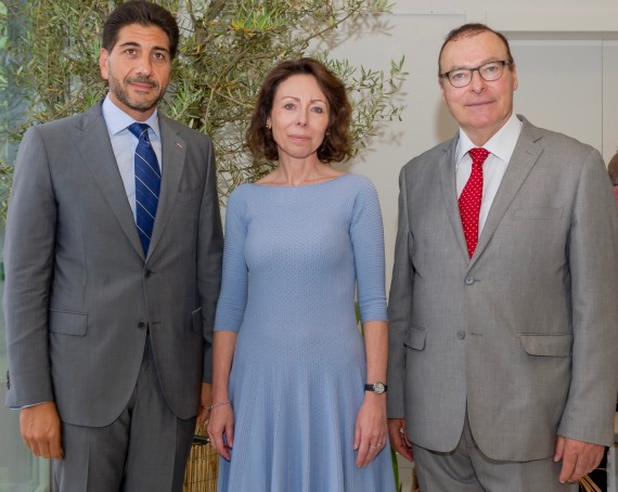 Photo : S.E. Mme Marie Chatardova, Ambassadeur de la République Tchèque accrédité à Monaco entourée, à sa gauche, par M. Moustapha EL-Solh, Président de l'A.C.H.M et Consul Honoraire du Liban à Monaco, et à sa droite, par M. François-Jean Brych, Consul général Honoraire de Tchéquie à Monaco. © Déborah Zieba / Réalis Photo