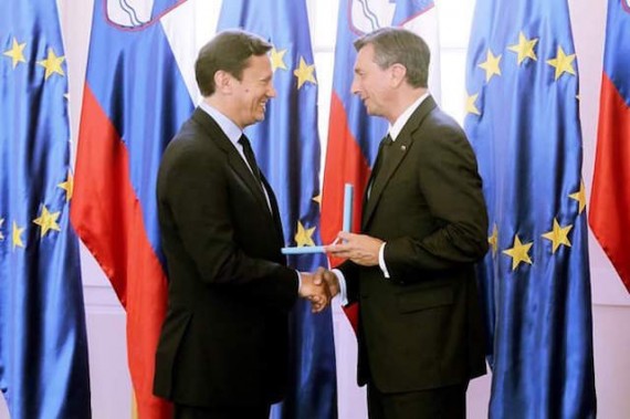 Photo : S.E. M. Borut Pahor, Président de la République de Slovénie (à droite) remettant l'Ordre du Mérite slovène à M. Marc Lecourt, Consul Général Honoraire de Slovénie à Monaco. © D.R.