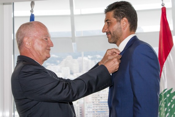 photo : S.E. M. Hadelin de la Tour-du-Pin, Ambassadeur de France à Monaco, remettant la croix de Chevalier de la Légion d'Honneur à M. Moustapha Samih El-Solh, Président de l'A.C.H.M et Consul Honoraire du Liban à Monaco. D.R. 