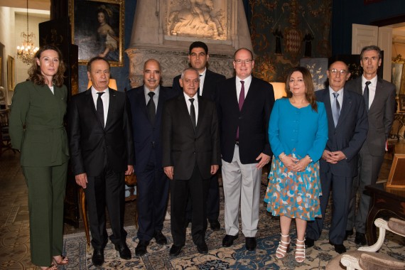 Autour de S.A.S. le Prince Souverain, de gauche à droite : Mme Anne-Marie Boisbouvier, Conseiller au Cabinet Princier ; M. Ameur Chiha, Consul honoraire de Tunisie à Monaco ; M. Abdessatar Ben Moussa, Ligue Tunisienne de Défense des Droits de l’Homme ; M. Hassine Abassi, Secrétaire Général de l’Union Générale Tunisienne du Travail ; M. Hamed Ben Brahim, Consul Général de Tunisie à Monaco ; Mme Ouided Bouchamaoui, Union Tunisienne de l’Industrie, du Commerce et de l’Artisanat ; M. Slah-Eddine Bensaid, Consul Général Honoraire de Monaco en Tunisie et M. Gilles Tonelli Conseiller de Gouvernement-Ministre des Relations Extérieures et de la Coopération. ©Eric Mathon/Palais Princier