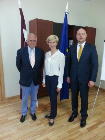 Photo (g. à d): le Professeur Franco Borruto, S.E. Mme Anda Caksa, Ministre de la Santé de Lettonie, et le Consul Honoraire de Monaco en Lettonie, M. Maris Gradulis. © D.R. Direction de la Communication Monaco