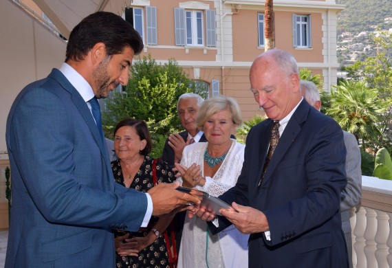 Photo : M. Moustapha EL-Solh, Président de l'A.C.H.M et Consul Honoraire du Liban à Monaco remettant à S.E. M. Hadelin de La Tour-du-Pin, le traditionnel plateau en argent de l'A.C.H.M. 