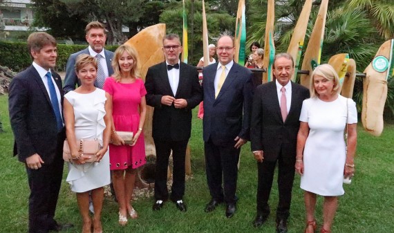 photo (de gauche à droite) : S.E. M. Marek Estok, Ambassadeur de Slovaquie en France et à Monaco, Mme Anna Vybohova, M. Miroslav Vyboh, Consul Honoraire de Monaco en Slovaquie, Mme Tatiana Parackova, Consul Honoraire de Slovaquie à Monaco, M. Juraj Cutek, Artiste, S.A.S. le Prince Albert II, M. Patrick Cesari, Maire de Roquebrune Cap Martin, Mme Martine Cesari, Présidente de l’Office du Tourisme de Roquebrune Cap Martin. © DR