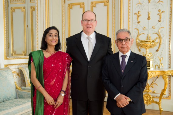 Photo (gauche à droite) : S.E. Mme Ambika Devi Luintel, Ambassadeur du Népal à Monaco, S.A.S. le Prince Albert II, M. Alexander H. Moghadam, Consul Honoraire du Népal à Monaco. © Gaetan Luci / Palais Princier