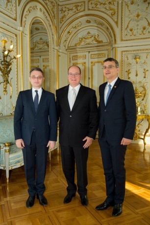 Photo (gauche à droite) : S.E. M. Luca Niculescu, Ambassadeur de Roumanie à Monaco, S.A.S. le Prince Albert II, M. Constantin Turchina, Consul Honoraire de Roumanie à Monaco. © Gaetan Luci / Palais Princier