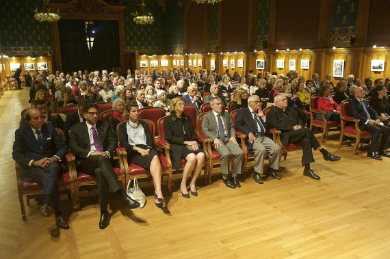 Vue de la salle de conférence du Musée Océanographique et des officiels invités pour la cérémonie d'ouverture avec (de la droite vers la gauche) : S.E. M. et Mme Cristiano Gallo, Ambassadeur d'Italie à Monaco, S.Exc. Mgr Bernard Barsi, Archevêque de Monaco, M. Jacques Boisson, Secrétaire d'Etat, M. Patrice Cellario, Conseiller de Gouvernement-Ministre pour l'Intérieur, Mme Maria Franca Ferrero, S.E. Mme Marine de Carné-Trécesson, Ambassadeur de France à Monaco, M. Moustapha El-Solh, Président de l'A.C.H.M et Consul Honoraire du Liban, M. Luciano Garzelli, Vice-Consul Honoraire du Guatemala. © D.R. Ambassade d'Italie à Monaco