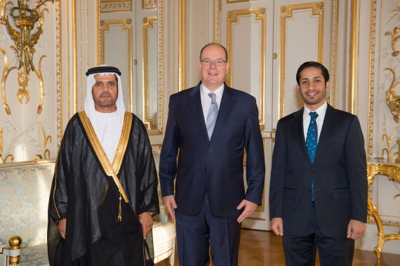 Photo (de gauche à droite) : S.E. M. Maadhad Hareb Meghair Jaber Alkhyeli, Ambassadeur des Emirats Arabes Unis à Monaco, S.A.S. le Prince Albert II, M. Hazza Alkaabi, Chargé de Mission Adjoint à l'Ambassade des Emirats Arabes Unis à Paris. © Gaetan Luci / Palais Princier