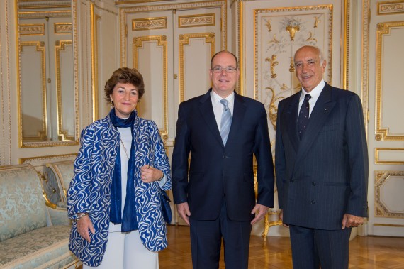 Photo : S.A.S. le Prince Albert II entouré par S.E. M. et Mme Umberto di Capua, Ambassadeur de l'Ordre Souverain et Militaire de Malte à Monaco. © Gaetan Luci / Palais Princier