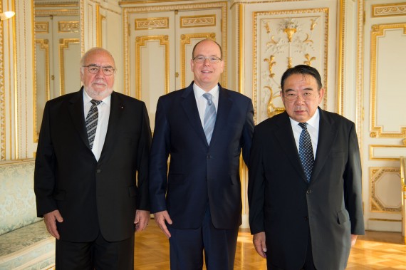 Photo (de gauche à droite) : M. Edmond Pastor, Consul Général Honoraire du Japon à Monaco, S.A.S. le Prince Albert II, S.E. M. Masato Kitera, Ambassadeur du Japon à Monaco. © Gaetan Luci / Palais Princier