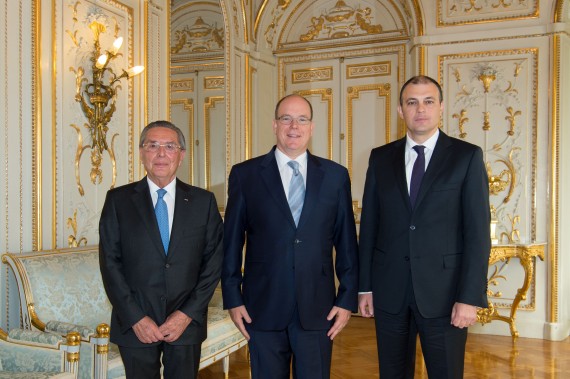 Photo (de gauche à droite) : M. Giuseppe Boglio, Consul Honoraire de Moldavie à Monaco, S.A.S. le Prince Albert II, S.E. M. Lilian Morazu, Ambassadeur de Moldavie à Monaco. © Gaetan Luci / Palais Princier