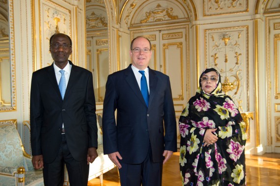 Photo (gauche à droite) : M. Tandia Mohamedou, Premier Conseiller de l'AMbassade Mauritanie, S.A.S. le Prince Albert II, S.E. Mme Aichetou M'Haiham, Ambassadeur de Mauritanie à Monaco. © Gaetan Luci / Palais Princier